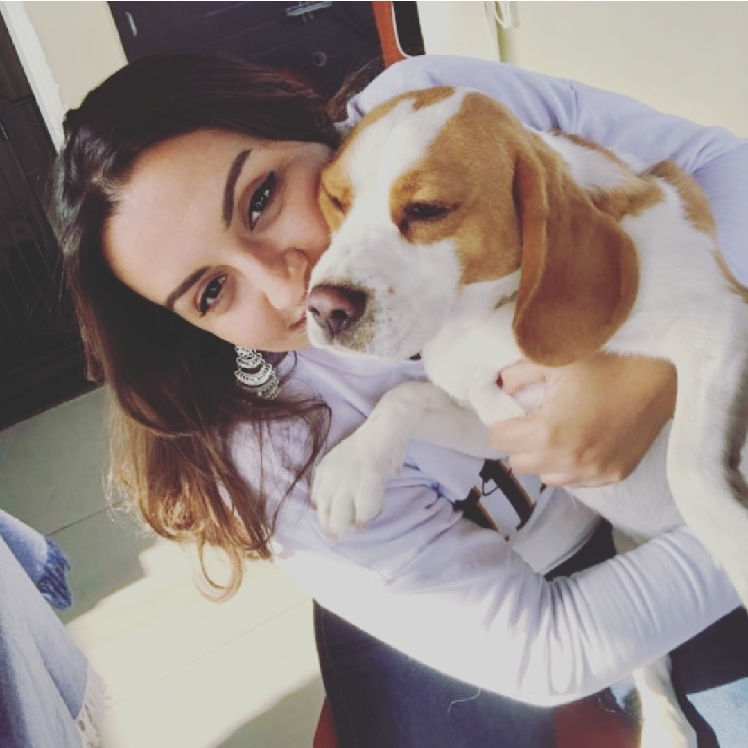 Dra. Ariani Rizzato abraçando um cachorro
