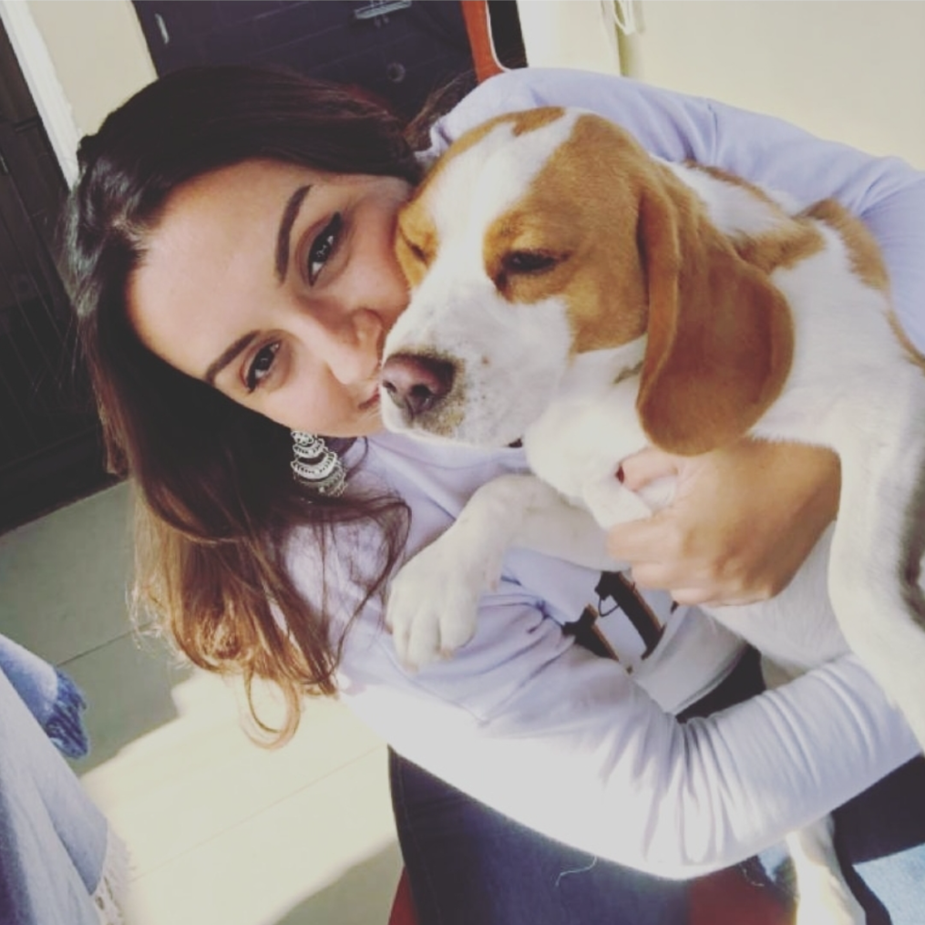 Dra. Ariani Rizzato com um cachorro